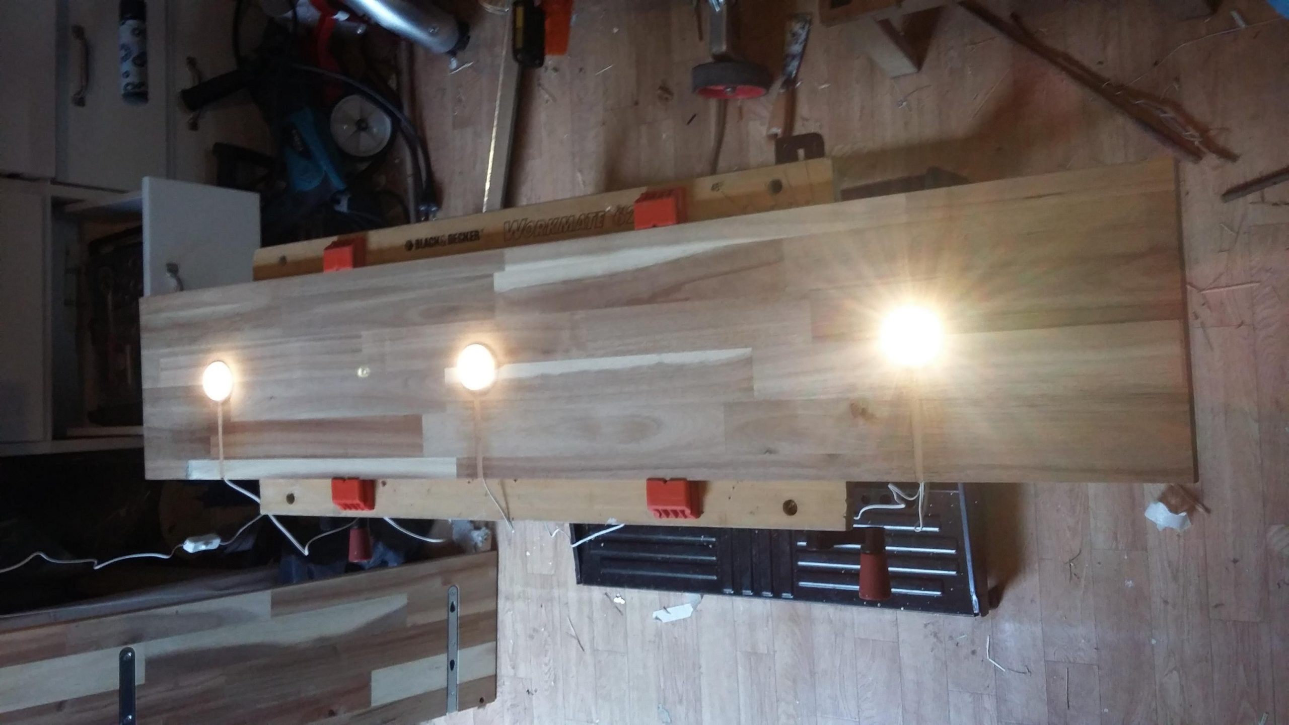 Ikea hack: wandplank (Skogsta) met ingebouwde led verlichting.